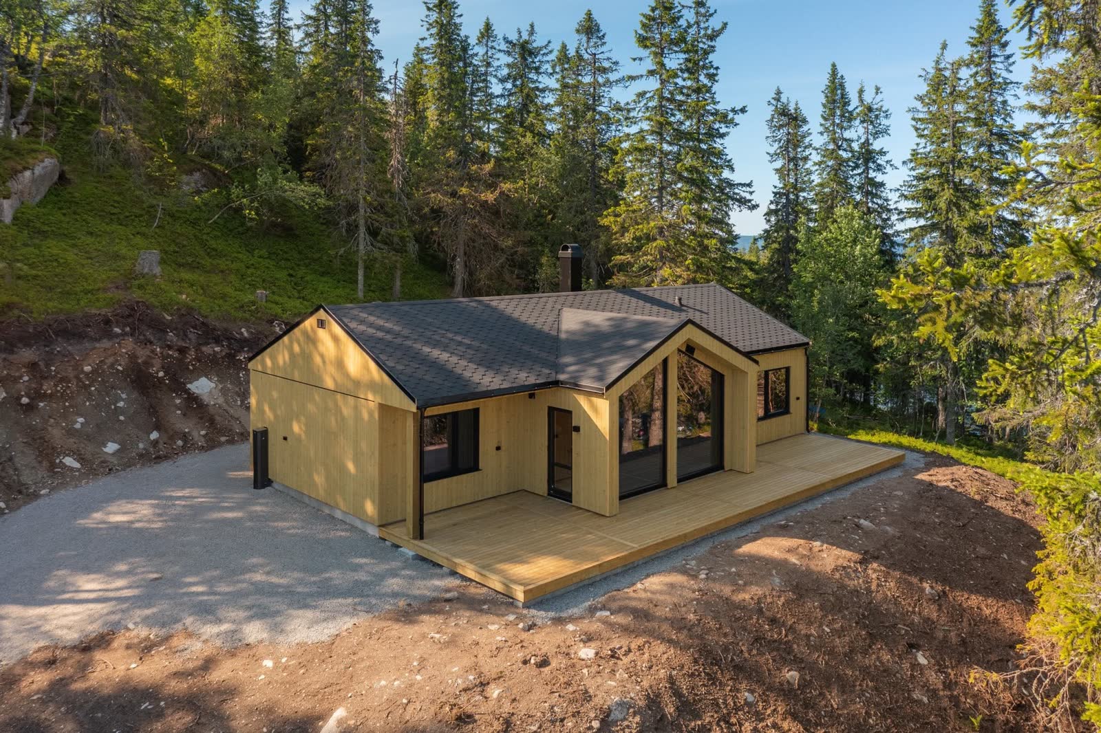 Hytta med terrasse sett ovenfra