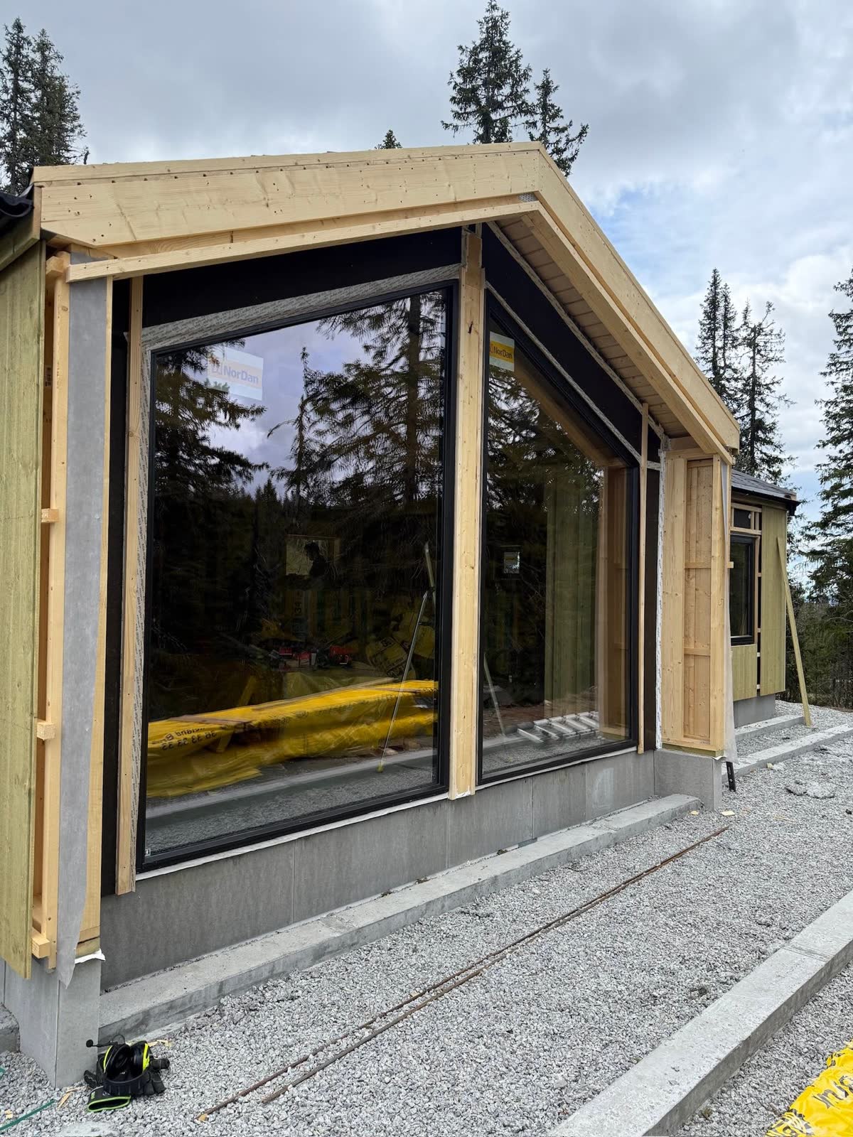 Store vinduer satt inn i gavlen